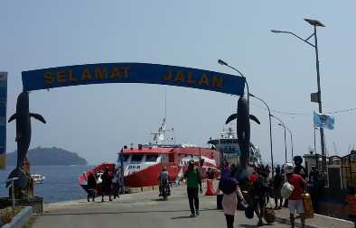 Kapal di darmaga Waisai, Papua Barat (dok pribadi)