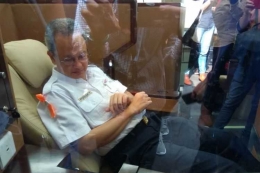 Staf PT KAI mencoba bangku di sleeper train, Selasa (12/6/2018).