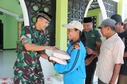 BOJONEGORO, -      Komando Distrik Militer (Kodim) 0813/Bojonegoro membagikan zakat fitrah di Masjid Al Askhar, Makodim setempat, Selasa (12/06).