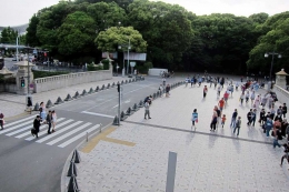 www.flickr.com | Ini Harajuku Bridge, atau Jingu Bashi dengan pedestrian yang luas dan nyaman bagi pejalan kaki. Selalu penuh karena tempatnya strategis, menghubungkan dengan stasiun Harajuku dengan hutan kota 