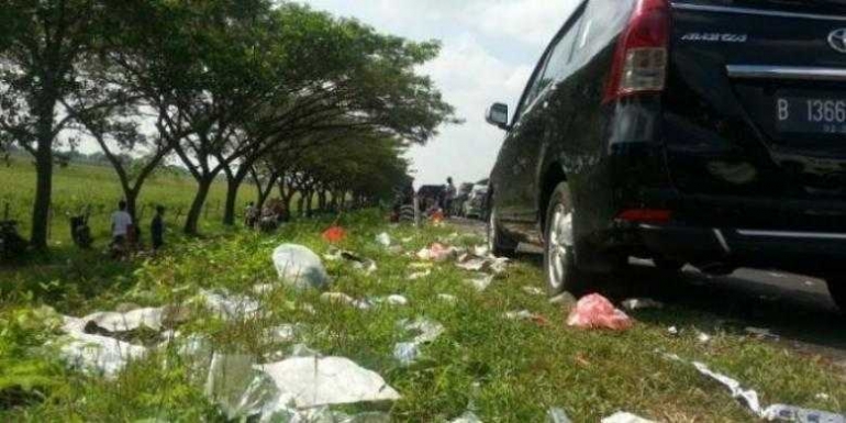 Ilustrasi Sampah yang Berserakan di Pinggir Jalan Tol/Sumber Foto: Kompas.com