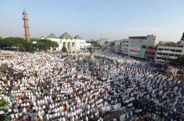 Jamaah memadati masjid agung saat shalat ied. Source: tribunnews.com