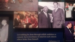 Billy Graham bersama dengan Martin Luther King, Jr. (Sumber gambar : Billy Graham Library)