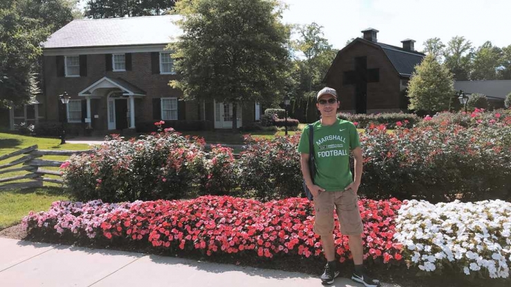 Penulis dengan latar belakang Rumah Billy Graham dan Billy Graham Library (Dokumentasi Pribadi)