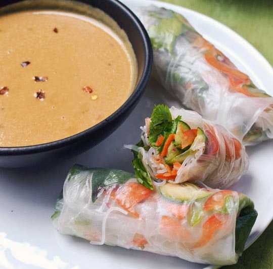 Vietnamese spring roll dengan pembalut berbahan tepung beras (www.thekitchn.com)