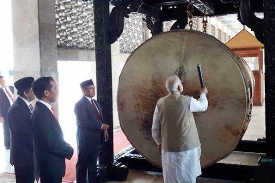 Perdana Menteri India Narendra Modi memukul bedug di Istiqlal. Foto: Bisnis.com.