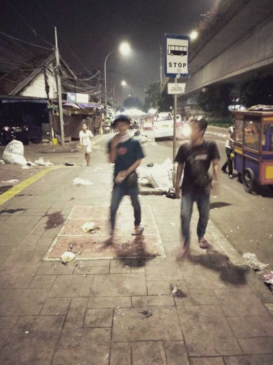 Sampah Berserakan di Sejumlah Ruas Jalan Tanah Abang, Jakarta Pusat, Senin (11/6)