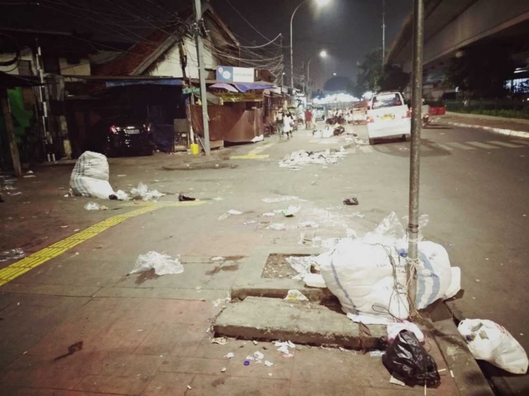 Sampah Berserakan di Sejumlah Ruas Jalan Tanah Abang, Jakarta Pusat, Senin (11/6)