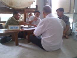 Suasana pembayaran zakat di unit pelayanan zakat masjid Agung Sungailiat ( foto Rustian)