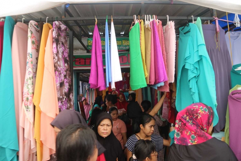 Penjual jilbab juga diserbu pembeli. | Dokumentasi Pribadi