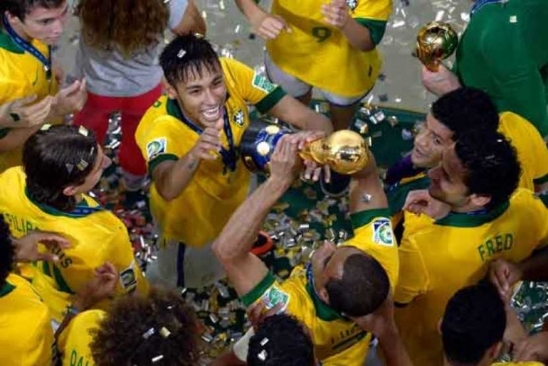 bola.republika.co.id | Timnas Brasil saat juara piala konfederasi 2013