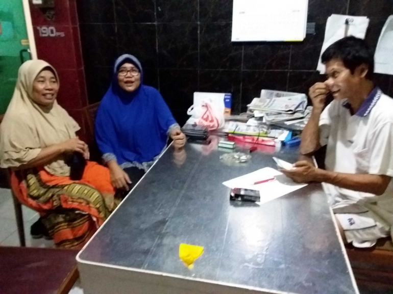 Ibu Wati ketika diajak berdiskusi dengan Ketua RT007/RW.01 Ceger, Cipayung, Jakata Timur. Foto | Dokpri
