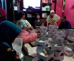 Ikut membantu ibu-ibu lainnya menyiapkan nasi kotak untuk sahur. Foto | Dokpri.