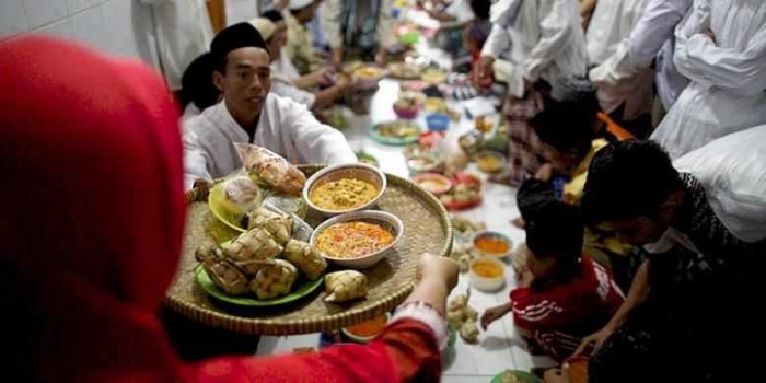 Sanjo lebaran sambil maka ketupat. Sumber gambar Kompas.com