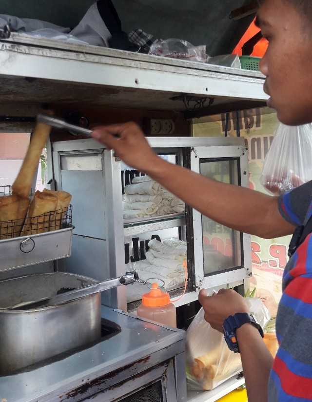 Jajan lumpia dan tahu gulung deh (dokpri)