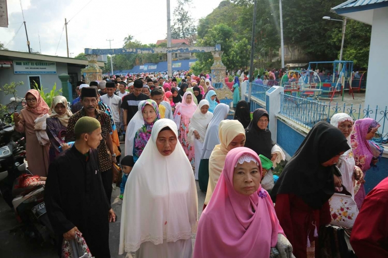 Jamaah yang memilih berjalan kaki usai shalat Idulfitri di Belakangpadang, Batam. | Dokumentasi Pribadi