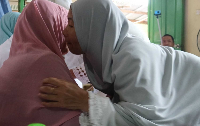 Sungkeman, salah satu kegiatan wajib. | Dokumentasi Pribadi
