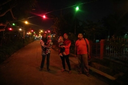 Malam lebaran, jalan-jalan bersama keluarga di tengah taburan lampu. | Dokumentasi Pribadi