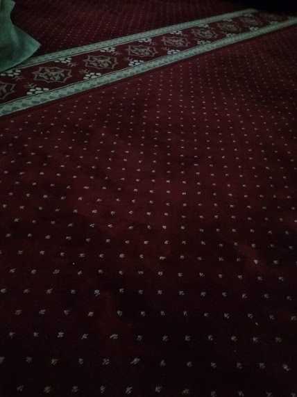 Karpes solat mengindari saf terputus karena sendal sayangnya tidak bisa dipakai di lapangan ya | Foto: Rifki Feriandi