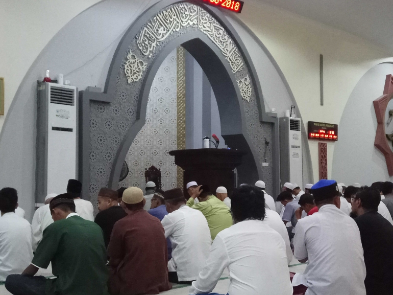 Jemaah sholat Isya sebelum pemberangkatan peserta pawai takbir, mengumandangkan takbir di masjid Agung Sungailiat (foto Rustian)