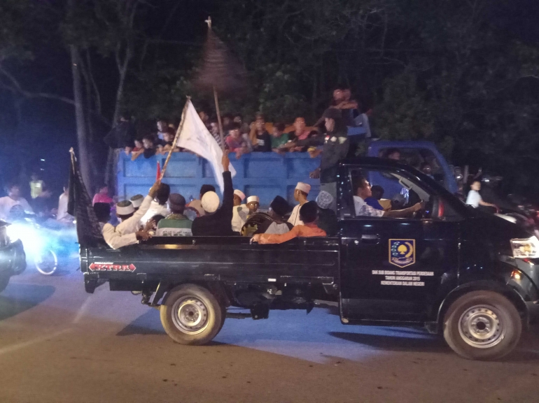 Kendaraan peserta pawai takbir di Sungailiat (foto Rustian)