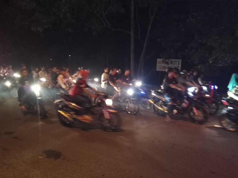 Peserta pawai takbir yang menggunakan sepeda motor (foto Rustian)