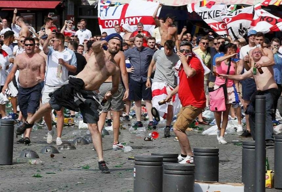 Hooligans Inggris, lwan sepadan ultras I Gambar : sempos