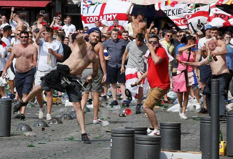 Hooligans Inggris, lwan sepadan ultras I Gambar : sempos