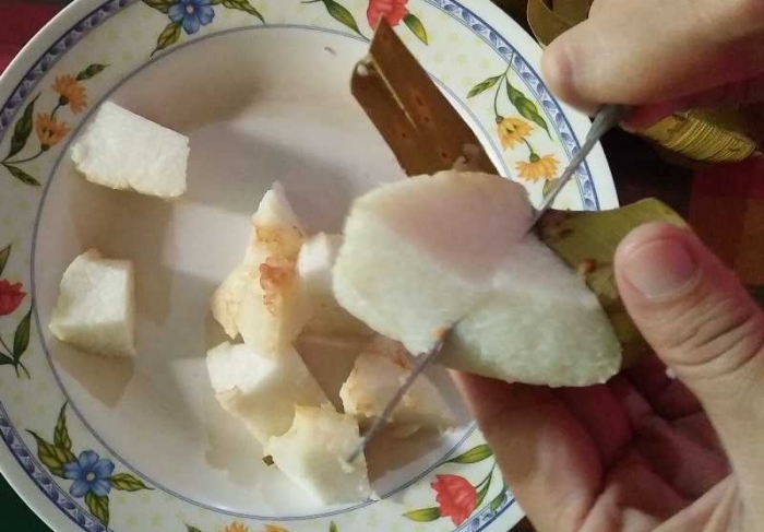 Memotong ketupat (foto: widikurniawan)