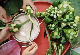 Mengisi ketupat yang menjadi tradisi di keluarga kami (foto: widikurniawan)