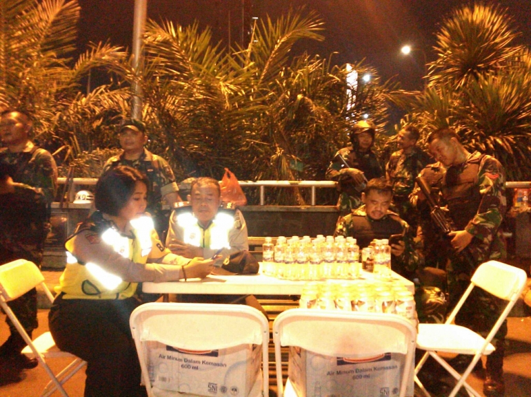 TNI & Polri bersatu dalam mengantisipasi kamtibmas jelang Lebaran Idul Fitri 1439 H di Pos Pam Ops Ketupat Jaya 2018 Polsek Tanjung Duren | dokpri