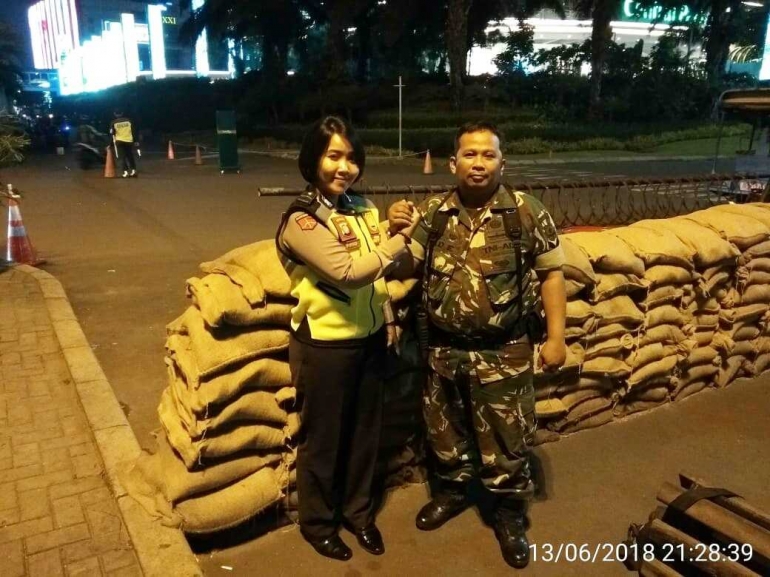 Personil Polsek Tanjung Duren Bripda P. Gining bersama Babinsa Grogol Serda Ade | dokpri