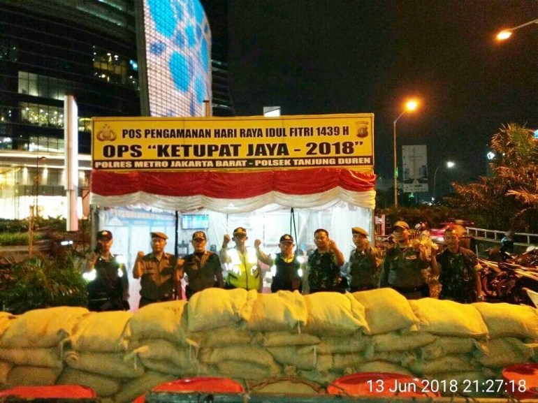 Kapolsek Tanjung Duren Kompol Lambe Patabang Birana, S.IK siaga kamtibmas di Pos Pam Ops Ketupat Jaya 2018 | dokpri