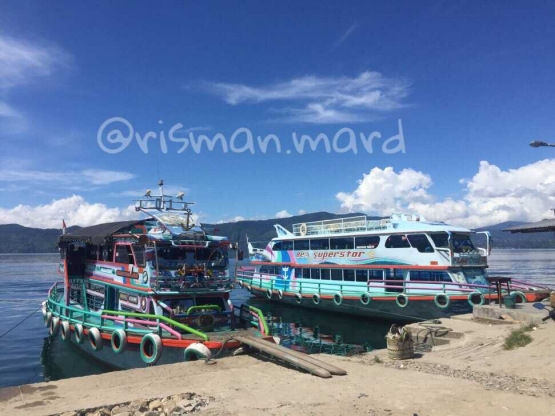 Kapal Penyebrangan ke Pulau Samosir