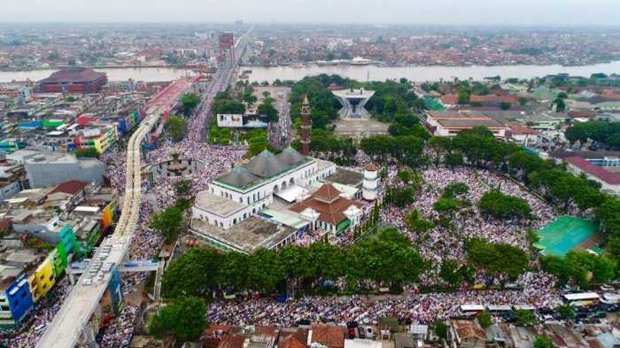Ini jika dilihat dari ketinggian saat shalat Ied. Dekat Jembatan Ampera. Sumber foto palembang.tribunnews.com