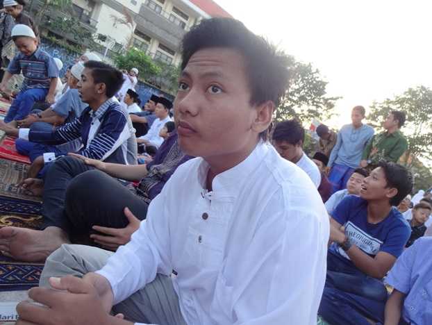 Sholat 'Ied di lapangan terbuka (Sumber: dokumen pribadi)