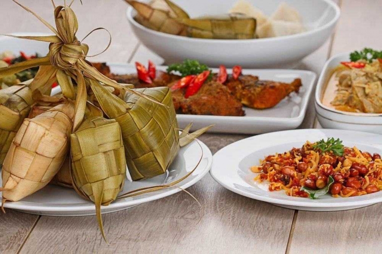 Opor ayam, rendang dan ketupat jadi menu favorit ketika Lebaran/Foto: Hello Sehat