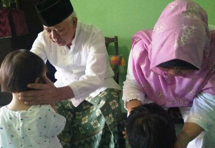 Sungkeman dari anak hingga cucu kepada orang tua (foto: widikurniawan)