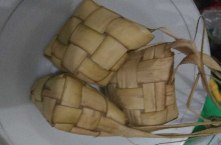 Ketupat, yang merupakan nasi dibungkus daun kelapa merupakan ciri dari lebaran yang telah tiba (dok.windhu)