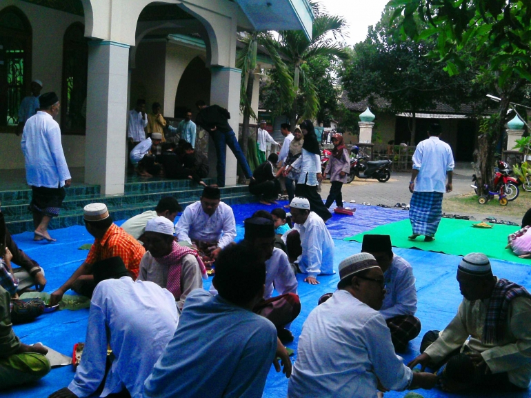 suasana saat menikmati nasi kuning lebaran di madiun