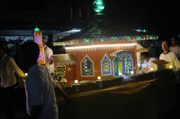 Miniatur masjid saat pawai takbiran di Belakangpadang, Batam. | Dokumentasi Pribadi