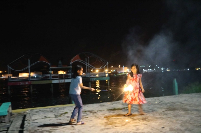 Bermain kembang api di Lang Lang Laut. | Dokumentasi Pribadi