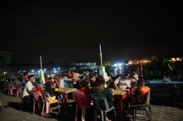 Menikmati kuliner dengan suasana pantai di Lang Lang Laut. | Dokumentasi Pribadi