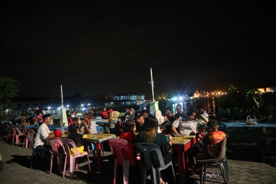 Menikmati kuliner dengan suasana pantai di Lang Lang Laut. | Dokumentasi Pribadi