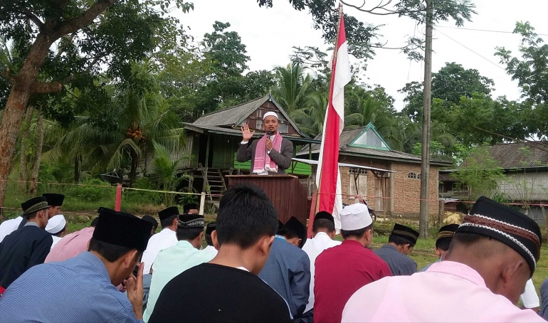 Foto Ustad Nasrullah bin Sapa Lc, MM Saat Khatib di Pesantren Hidayatullah Bulukumba Jumat (15/06/18) - Dok. Andi Alf