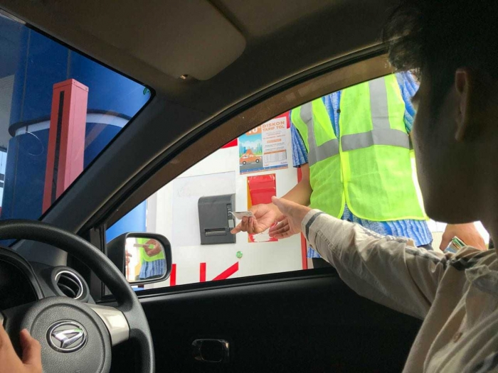 Bayar pakai e-toll. Gambar milik pribadi.