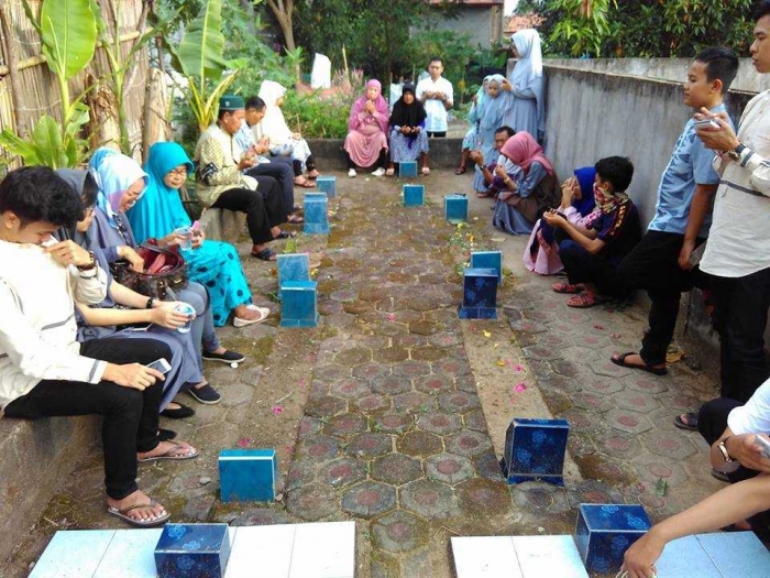 Akhirnya tiba di makam. Foto milik pribadi.