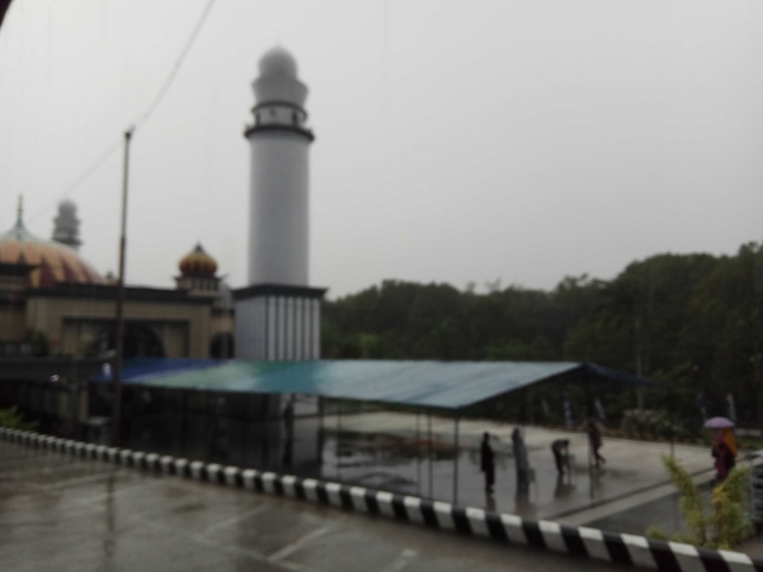 Hujan turun di seputar masjid Agung Sungailiat (foto Rustian)