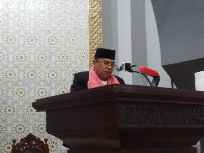 Khotib Prof. Dr. Hatamar Rasyid (foto Rustian)
