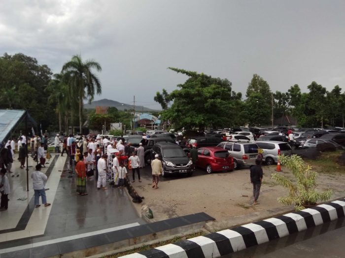 jemaah masjid Agung Sungailiat setelah sholat Ied (foto Rustin)